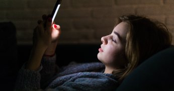 Karanlıkta ekran ışığı gözü gerçekten bozar mı?