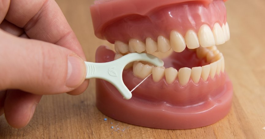 Dikkat! Diş ipi fayda değil zarar verebilir